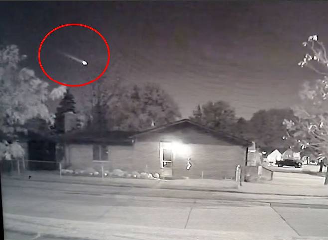 美 밤하늘 가로지른 불덩어리…“유성 아닌 위성 잔해일 것”(사진=마이크 크루스)