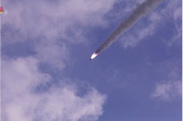 북한은 지난 19일 '８.24영웅함'에서 잠수함발사탄도미사일(SLBM)을 시험발사했다. /연합뉴스