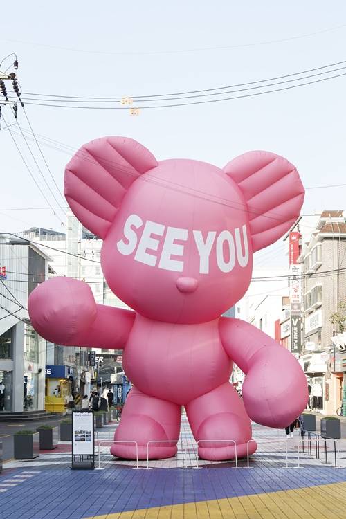 홍대 축제거리에 설치된 ‘허그 베어’ /사진 제공=마포구