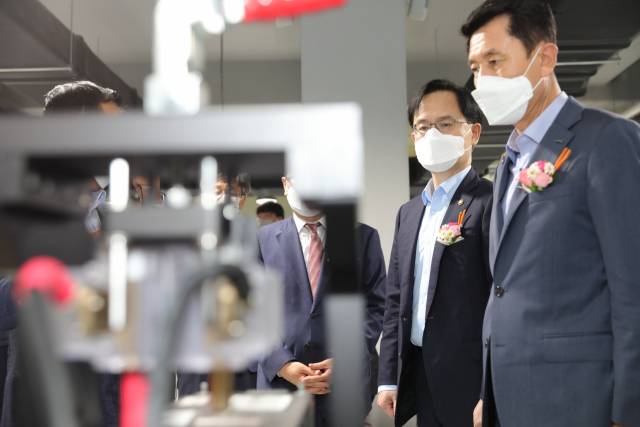 강성천(오른쪽 두 번째) 중소벤처기업부 차관이 13일 경북 차세대 배터리 리사이클링 특구에서 열린 2차전지 종합관리센터 준공식에 참석해 현장을 시찰하고 있다./연합뉴스