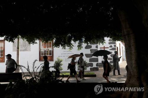 비가 아닌 화산재 때문에 우산 쓰는 라팔마섬 주민들 (야노스데아리다네 로이터=연합뉴스) 18일(현지시간) 스페인령 카나리아제도 라팔마섬 주민들이 흩날리는 화산재 때문에 우산을 들고 다니고 있다. 2021.10.20 photo@yna.co.kr