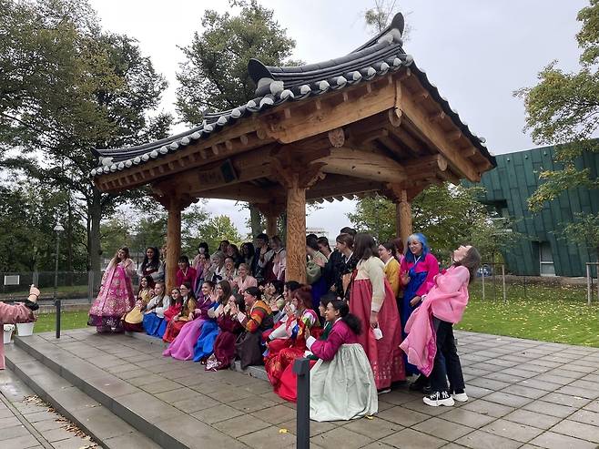 생애 첫 한복 입은 베를린자유대 한국학과 신입생들 (베를린=연합뉴스) 이 율 특파원 = 베를린 자유대 한국학과 신입생들이 15일(현지시간) 한복을 입고 포즈를 취하고 있다. 2021.10.15