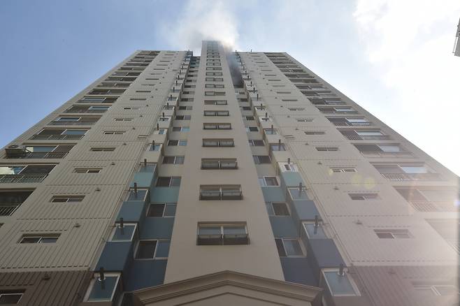 화재가 발생한 아파트에서 연기가 나는 모습 [관악소방서 제공. 재판매 및 DB 금지]