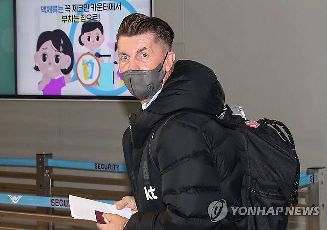 친선 경기 위해 미국으로 출국하는 콜린 벨 감독 [연합뉴스 자료사진]