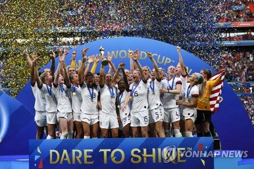 2019년 여자 월드컵에서 대회 2연패를 달성한 미국 대표팀. [AFP=연합뉴스]