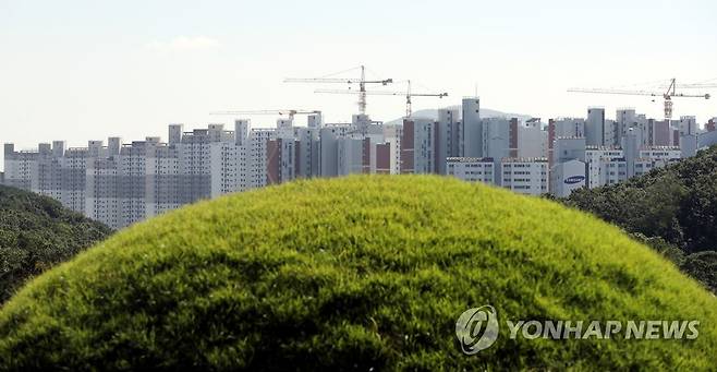 김포 장릉 조망 가린 신축 아파트 단지 [연합뉴스 자료사진. 재판매 및 DB 금지]