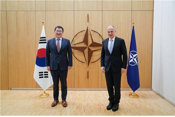 최종건 외교부 1차관과 미르체아 제오아너 나토 사무차장 [외교부 제공]