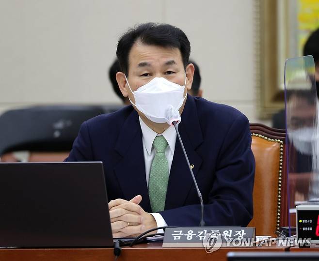 답변하는 정은보 금융감독원장 (서울=연합뉴스) 하사헌 기자 = 정은보 금융감독원장이 21일 서울 여의도 국회에서 열린 정무위원회의 금융위원회, 금융감독원 등에 대한 2021년도 종합국정감사에서 질의에 답변하고 있다. 2021.10.21 [국회사진기자단] toadboy@yna.co.kr