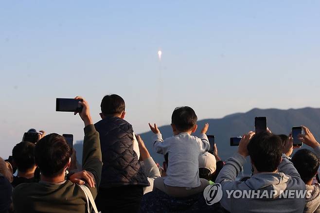 우주로 향하는 누리호 지켜보는 시민들 (고흥=연합뉴스) 천정인 기자 = 21일 오후 전남 고흥군 봉남등대 전망대에서 시민들이 한국형 발사체 누리호(KSLV-II) 발사 장면을 지켜보고 있다. 2021.10.21 iny@yna.co.kr