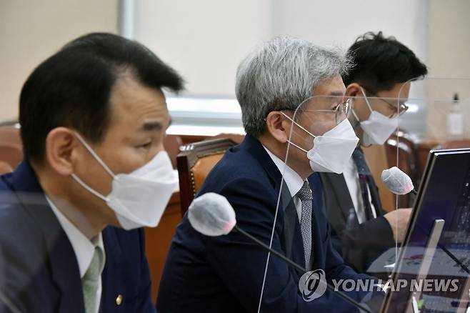 답변하는 고승범 금융위원장 (서울=연합뉴스) 안정원 기자 = 고승범 금융위원장이 21일 서울 여의도 국회에서 열린 정무위원회 종합감사에서 답변하고 있다. 2021.10.21 [국회사진기자단] jeong@yna.co.kr
