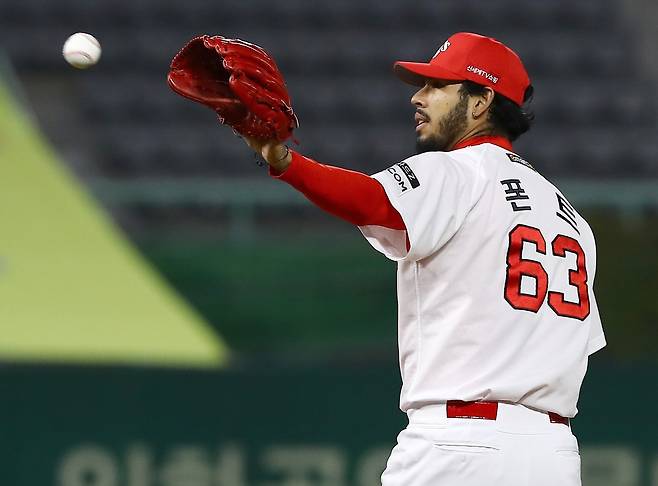 SSG 에이스 폰트 (서울=연합뉴스) SSG 랜더스 에이스 윌머 폰트가 21일 인천 SSG랜더스필드에서 열린 프로야구 두산 베어스와의 홈경기에 선발 등판해 역투하고 있다. [SSG 랜더스 제공. 재판매 및 DB 금지]