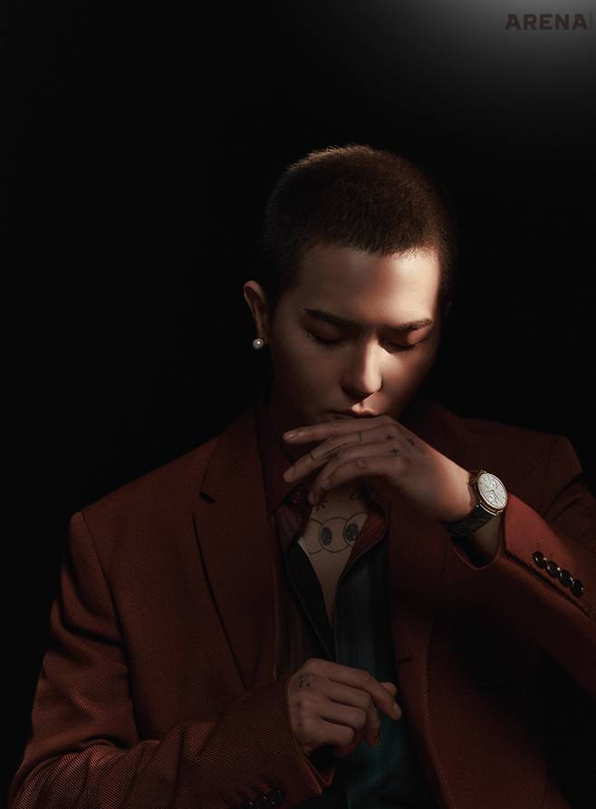 18캐럿 옐로 골드 케이스, 돔 형태의 크리스털 실버 다이얼, 그레이 레더 스트랩의 트레저 코‑액시얼 마스터 크로노미터 스몰 세컨즈 40mm 2천2백60만원 오메가 제품.