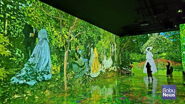 몰입형 미디어아트 '빛의 벙커' 전시장. 클래식과 재즈 거장들의 음악이 지중해에서 활동한 화가들의 작품들과 함께 미디어아트로 구현되면서, 관람객들의 시각과 청각을 자극한다. ⓒ김재원