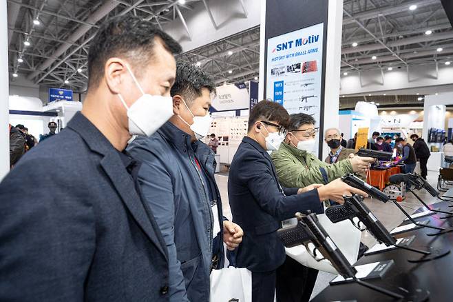SNT모티브가 오는 22일까지 인천 송도 컨벤시아에서 열리는 ‘제3회 국제치안산업박람회’(KPEX 2021)에 참가한 가운데 SNT모티브 전시 부스를 찾은 방문객들이 스마트 권총 등 권총류들을 보고 있다.(사진=SNT모티브 제공).
