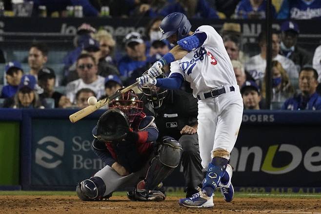 LA다저스 크리스 테일러가 NLCS 5차전에서 홈런을 터뜨리고 있다. 사진=AP PHOTO