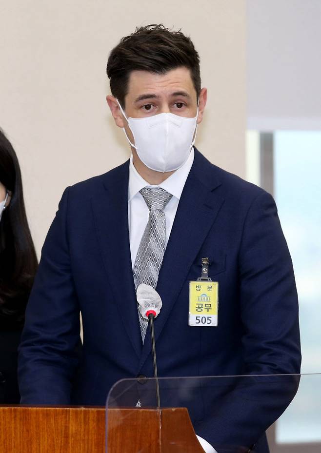 앤토니 마티네즈 한국맥도날드 대표가 21일 오후 서울 여의도 국회에서 열린 환경노동위원회의 고용노동부 종합감사에서 답변하고 있다.(사진=연합뉴스)