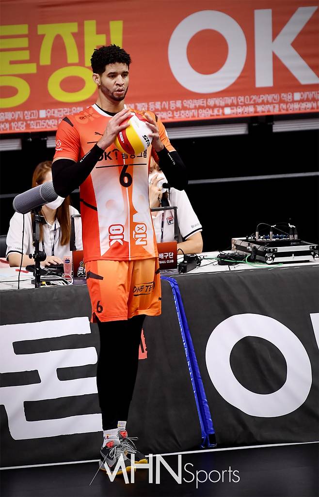 레오 '강력한 서브 준비'