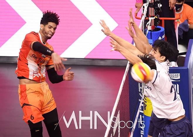 레오 '블로킹을 찢어버리는 강스파이크'