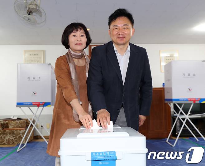 2017년 5월 9일 19대 대선 투표에 나선 원희룡 제주지사와 부인 강윤형씨. (제주시 제공) © News1