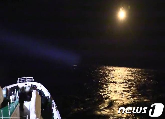 지난 19일 오후 독도 북동쪽 168㎞ 해역에서 72톤급 홍게잡이 어선이 전복되는 사고가 발생했다. 20일 해경이 급파한 경비함정이 조명탄을 쏘아올리며 야간수색을 진행하고 있다.(동해해양경찰청 제공) 2021.10.20/뉴스1