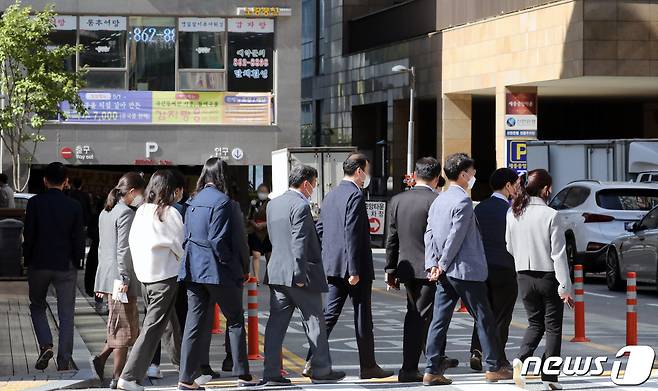 단계적 일상회복을 앞두고 마지막 사회적거리두기가 시행된 18일 세종시 어진동 정부세종청사에서 공무원들이 점심식사를 위해 식당가로 이동하고 있다. © News1 장수영 기자