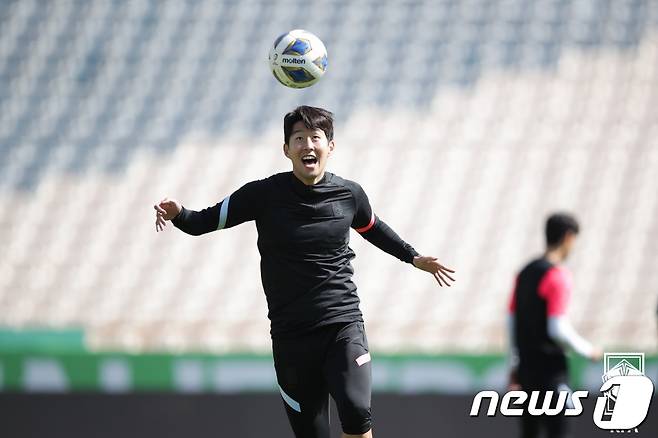 11일(현지시간) 이란 테헤란의 아자디스타디움에서 대한민국 축구 대표팀 손흥민이 훈련에 나서고 있다. (대한축구협회 제공) 2021.10.11/뉴스1