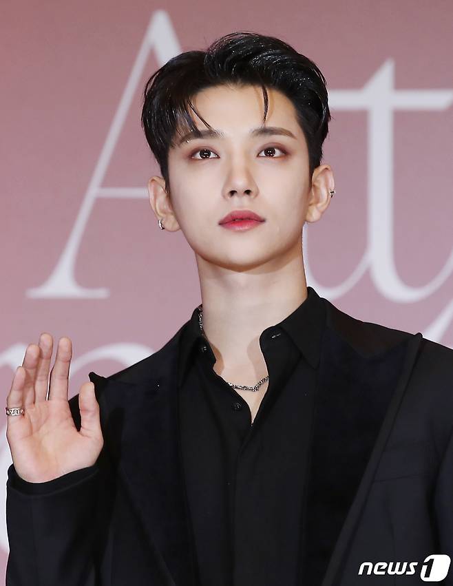 그룹 세븐틴(Seventeen) 조슈아가 22일 오전 서울 영등포구 콘래드호텔에서 열린 미니 9집 '아타카(Attacca)‘ 발매기념 글로벌 기자간담회에 참석해 포즈를 취하고 있다. 2021.10.22/뉴스1 © News1 권현진 기자