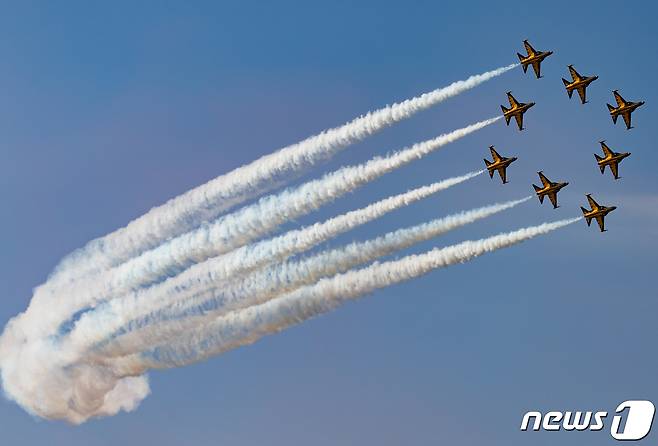 공군 특수 비행팀 블랙이글스 편대가 지난 18일 오전 '서울 국제항공우주 및 방위산업전시회 (ADEX) 2021'이 열리고 있는 경기도 성남시 서울공항 상공을 날며 에어쇼를 선보이고 있다. 2021.10.18/뉴스1 © News1 이재명 기자