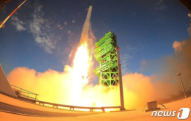 한국형 발사체 누리호(KSLV-ll)가 지난 21일 고흥군 나로우주센터 제2발사대에서 화염을 내뿜으며 힘차게 날아오르고 있다.  2021.10.21/뉴스1 © News1 사진공동취재단