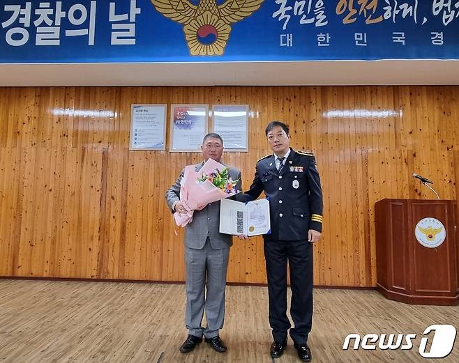 박성기 무안군청 직원(왼쪽)이 22일 전남경찰청장 표창을 수상했다.© 뉴스1