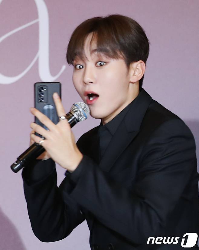 승관이 22일 오전 서울 영등포구 콘래드호텔에서 열린 미니 9집 '아타카(Attacca)‘ 발매기념 글로벌 기자간담회에 참석해 '빌보드200 1위' 를 상상하며 깜짝 놀라는 포즈를 취하고 있다.  © News1 권현진 기자