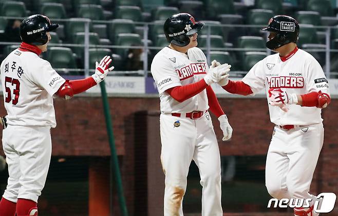 22일 오후 인천 미추홀구 SSG 랜더스필드에서 열린 프로야구 '2021 신한은행 SOL KBO리그' 두산 베어스와 SSG랜더스의 경기에서 3회말 2사 1루상황 SSG 최정이 투런 홈런을 치고 홈인하고 있다. 2021.10.22/뉴스1 © News1 김명섭 기자