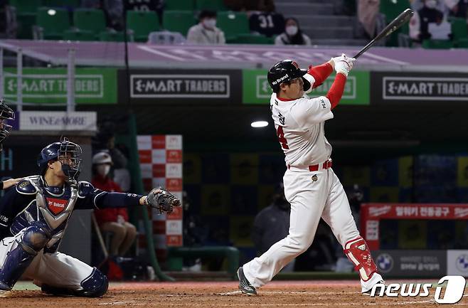 22일 오후 인천 미추홀구 SSG 랜더스필드에서 열린 프로야구 '2021 신한은행 SOL KBO리그' 두산 베어스와 SSG랜더스의 경기에서 3회말 2사 1루상황 SSG 최정이 투런 홈런을 치고 있다. 2021.10.22/뉴스1 © News1 김명섭 기자