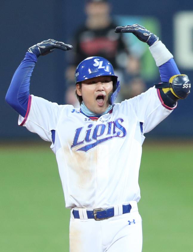 삼성 김상수가 22일 대구에서 열린 KT와의 경기 4회말 무사 만루에서 2루타를 치며 모든 주자를 홈으로 불러들인 뒤 기뻐하고 있다. 연합뉴스