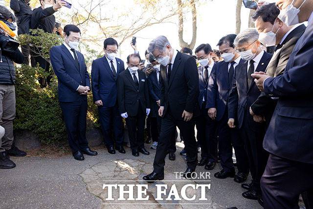 더불어민주당 대선 후보인 이재명 경기도지사(가운데)가 22일 오전 광주광역시 북구 국립 5.18 민주묘지를 찾아 '전두환 비석'을 밟고 있다. /이재명 캠프 제공