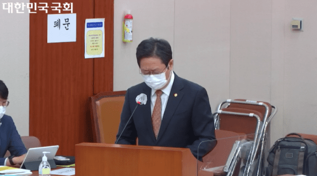 문화체육관광위원회 종합 국정감사에 참석한 황희 장관.(사진=국회의사중계시스템 캡처)