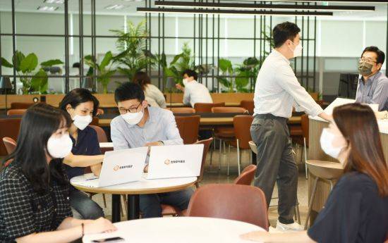 한화투자증권 직원들이 새로운 스마트 오피스에서 근무하고 있다.(사진제공=한화투자증권)