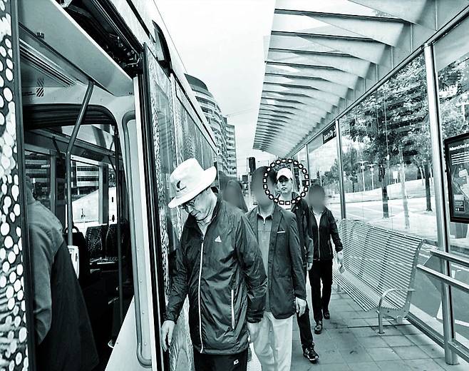 맨 앞에 이재명… 뒤편엔 유동규 - 더불어민주당 이재명(맨 왼쪽) 대선 후보가 성남시장 시절이던 2015년 1월 유동규(점선 표시) 당시 성남도시개발공사 기획본부장과 함께 9박 11일 일정으로 다녀온 호주·뉴질랜드 출장에서 찍힌 사진. 당시는 대장동 개발 사업 설계안이 나오기 직전이었다. /성남도시개발공사