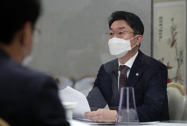 이억원 기획재정부 제1차관이 22일 오전 서울 종로구 정부서울청사에서 열린 제36차 혁신성장 전략점검회의 겸 코로나 정책점검회의 겸 한국판뉴딜 점검 TF 겸 제31차 물가관계차관회의에 참석해 발언하고 있다./뉴시스