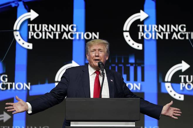 도널드 트럼프 전 미국 대통령이 자체 소셜미디어를 내놓는다는 소식에 해당 소셜미디어 그룹과 합병할 예정인 스팩주의 주가가 21일(현지 시각) 뉴욕 증시에서 급등했다. 사진은 트럼프 전 미국 대통령이 지난 7월 24일 애리조나주 피닉스에서 열린 대중 집회에 참석해 지지자들을 상대로 연설하고 있는 모습. / AP 연합뉴스