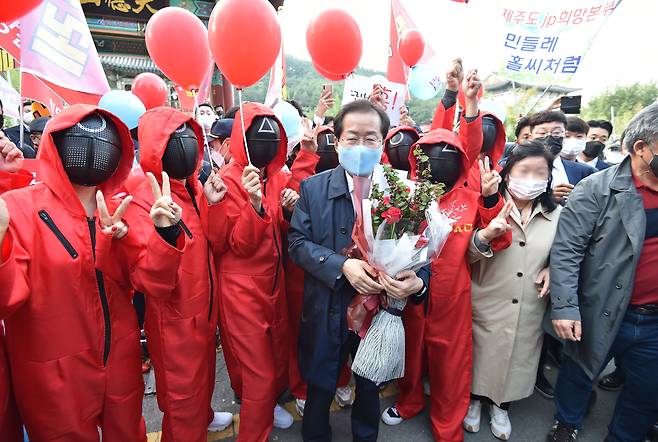 20일 오후 대구 MBC에서 열린 국민의힘 대선 경선 후보자 대구·경북 합동토론회 시작 전 홍준표 후보가 지지자들과 인사하고 있다. /연합뉴스
