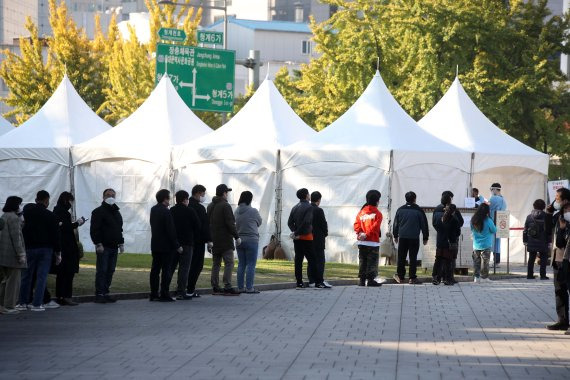 0시 기준 1440명의 신규 코로나19 확진자가 발생한 22일 오전 서울 종로구 흥인지문(동대문) 인근에 설치된 선별진료소에서 시민들이 검사를 받기 위해 줄을 서고 있다. 사진=뉴시스