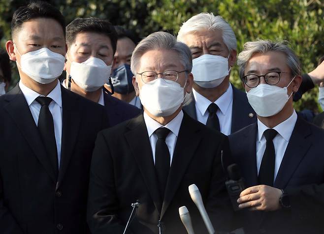 더불어민주당 대선 후보인 이재명 경기도지사가 22일 오후 경남 김해시 진영읍 봉하마을 노무현 전 대통령 묘역을 참배 뒤 취재진과 인터뷰를 하고 있다. 연합뉴스