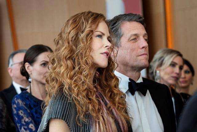 드라마 '언두잉' 속 그레이스(왼쪽)와 조너선은 완벽에 가까운 부부다. 돈과 사회적 지위 등 모든 걸 지녔다. 웨이브 제공