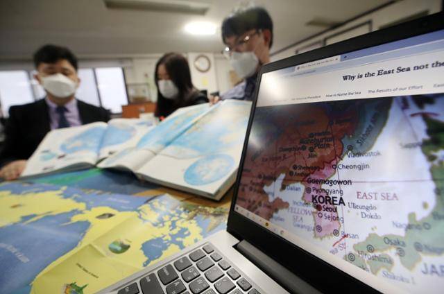 지난해 11월 국제수로기구(IHO)가 세계 각국이 바다의 이름을 표기할 때 기준으로 삼는 표준 해도(海圖) 집에 동해나 일본해와 같은 명칭 대신 번호로 표기하는 새로운 방식을 도입하기로 합의한 가운데 17일 서울 성북구 사이버 외교사절단 '반크' 사무실에서 관계자들이 동해로 표기한 자체 홍보물과 동해와 일본해가 병기된 외국 출판물 등을 소개하고 있다. 서울=연합뉴스