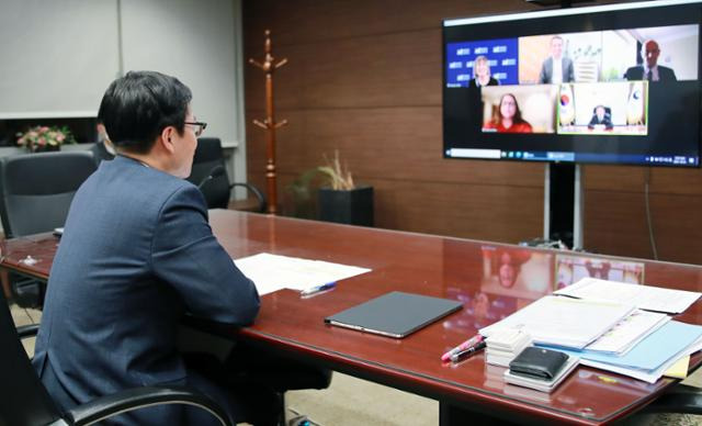 여한구 산업통상자원부 통상교섭본부장이 21일 오후 서울 중구 대한상공회의소 영상회의실에서 미국, 호주, 영국, 싱가포르 국가별 포괄적·점진적 환태평양동반자협정(CPTPP) 전문가와 ‘CPTPP의 현재와 미래, 그리고 한국의 역할’이라는 주제로 CPTPP 글로벌 전문가 간담회를 화상으로 주재하며 아·태지역 통상환경 점검과 한국의 대응 방안 등을 논의하고 있다. 사진=산업통상자원부