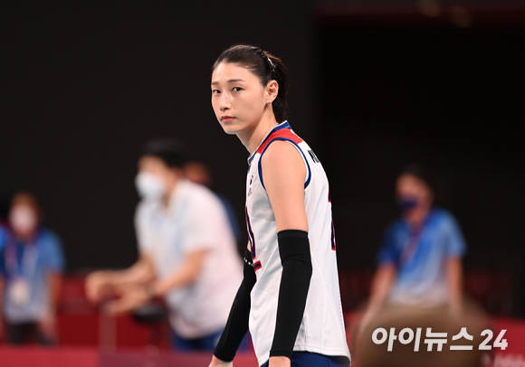 김연경은 2021-22시즌 4년 만에 다시 상하이 유니폼을 입고 중국리그에서 뛴다. 그는 22일 인천공항을 통해 출국했다. 올 시즌 중국리그는 오는 11월 13일부터 일정에 들어간다. 사진은 한국여자배구대표팀 소속으로 참가한 도쿄올림픽 경기 도중 카메라를 바라보고 있는 김연경. [사진=정소희 기자]