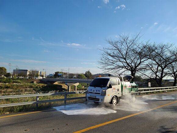 광주광역시 보건환경연구원이 가축 방역차량으로 관내 수변지역에서 조류 인플루엔자 방역활동을 하고 있다. [사진=광주시]