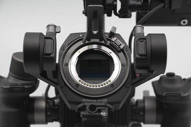 짐벌에 카메라 센서가 내장된 구성이다. 출처=IT동아