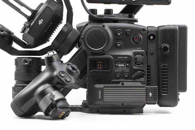 DJI 로닌 4D의 좌측면, 핸들은 분리한 상태다. 출처=IT동아